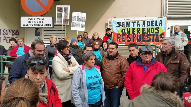 Vecinos de Santa Adela se han concetrado para pedir explicaciones a las instituciones