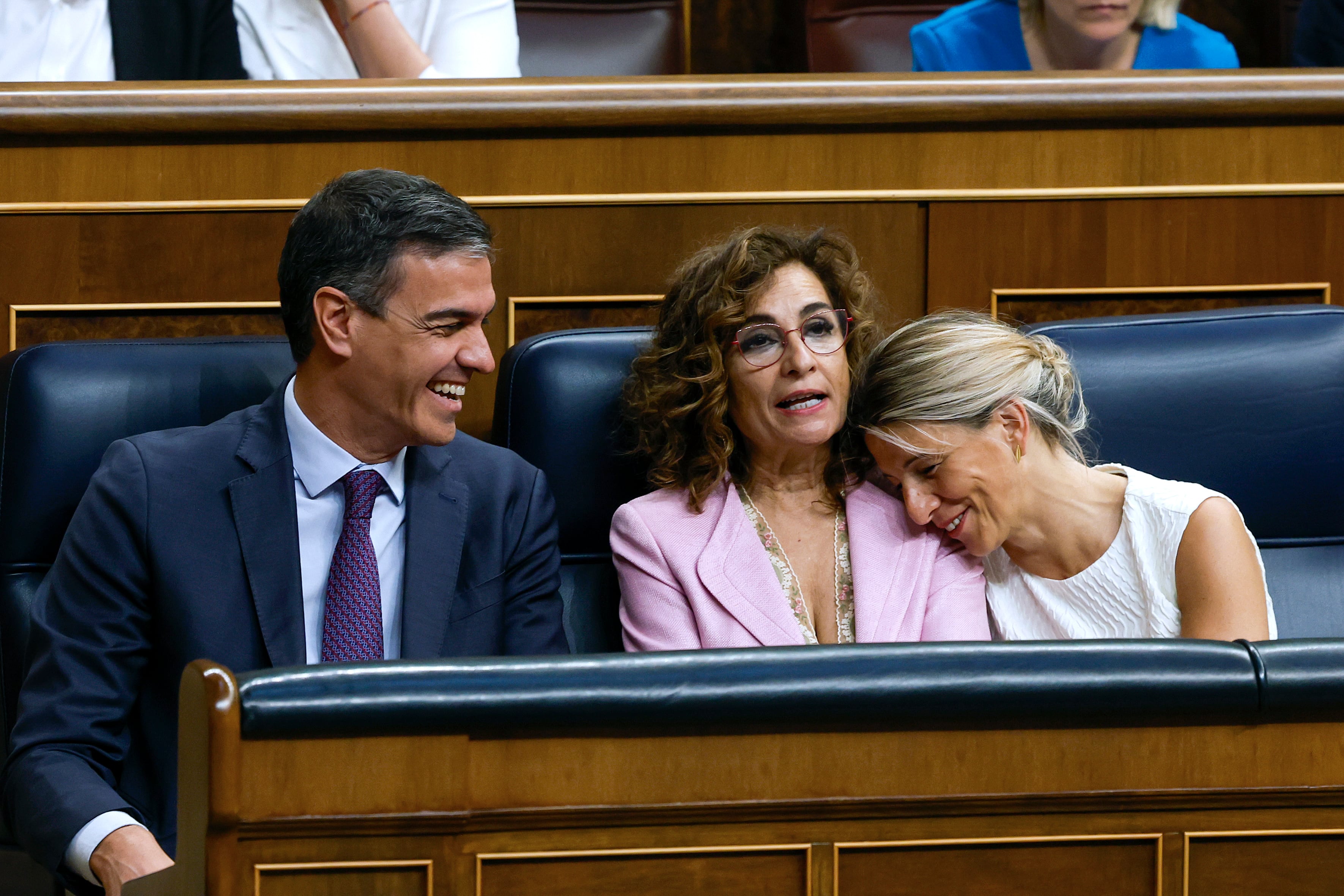 MADRID, 30/05/2024.- (De i a d) El presidente del Gobierno Pedro Sánchez, la vicepresidenta primera del Gobierno María Jesús Montero y la vicepresidenta segunda del Gobierno Yolanda Díaz durante el pleno del Congreso que aprueba definitivamente la ley de amnistía, promovida por el Gobierno con el apoyo de sus socios, tras seis meses de tramitación en las Cortes. EFE/ JJ Guillen
