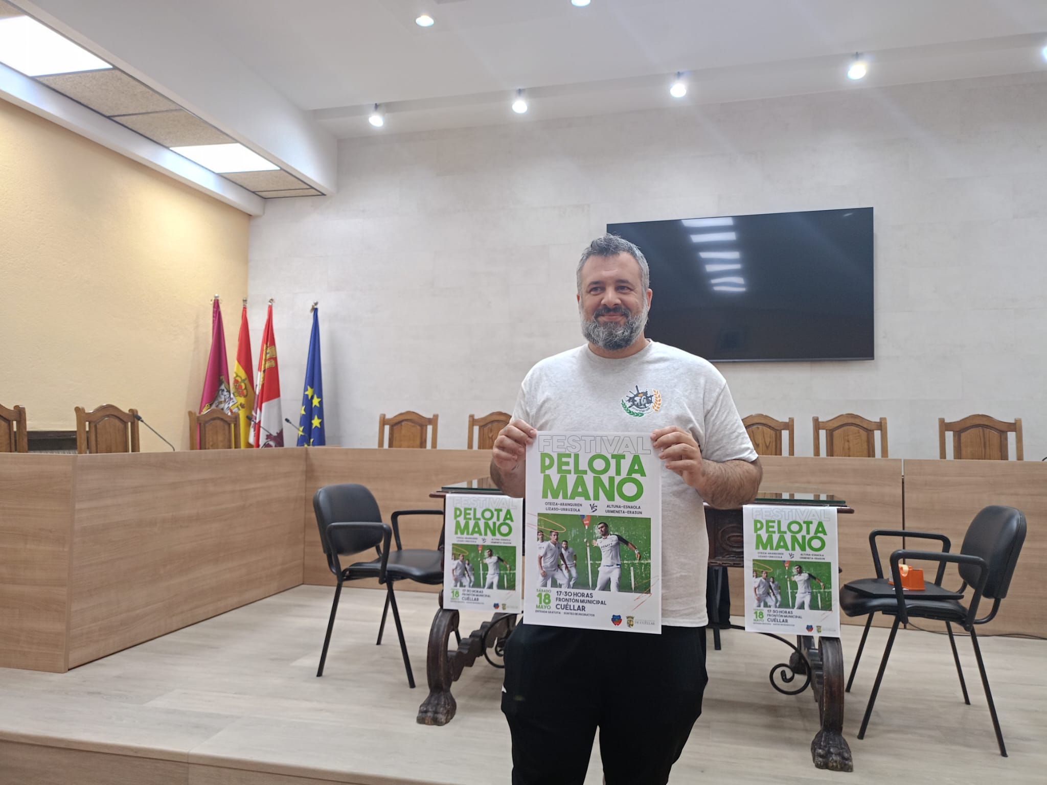 Jonás Gomez, concejal de Deporte, muestra el cartel del festival de pelota mano que se celebrará en Cuéllar