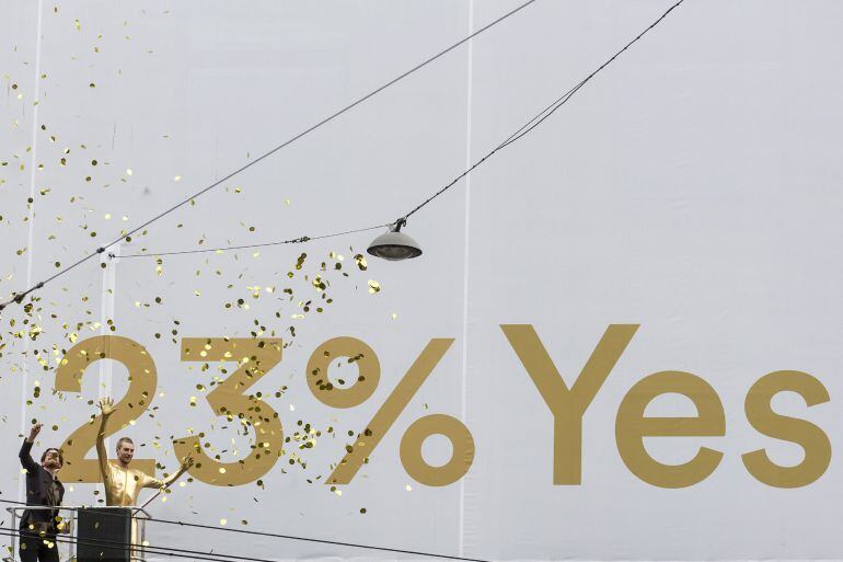 Demian Conrad y Kim-Fabian von Dall'Armi presentan ek 23% de votos favorables a la Renta Básica Incondicional, que promovieron en un referendum celebrado ayer.