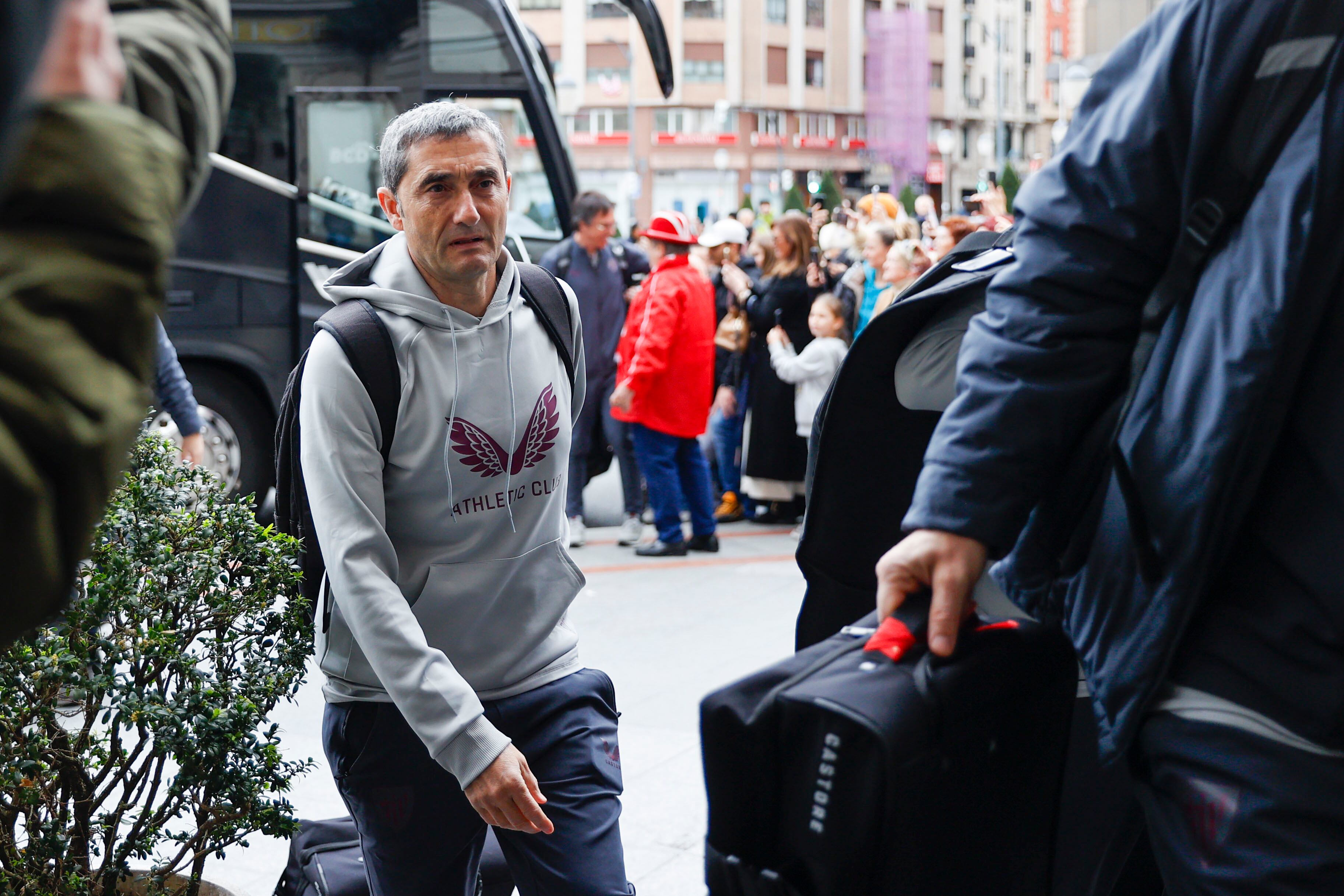 Ernesto Valverde a la llegada al hotel de concentración
