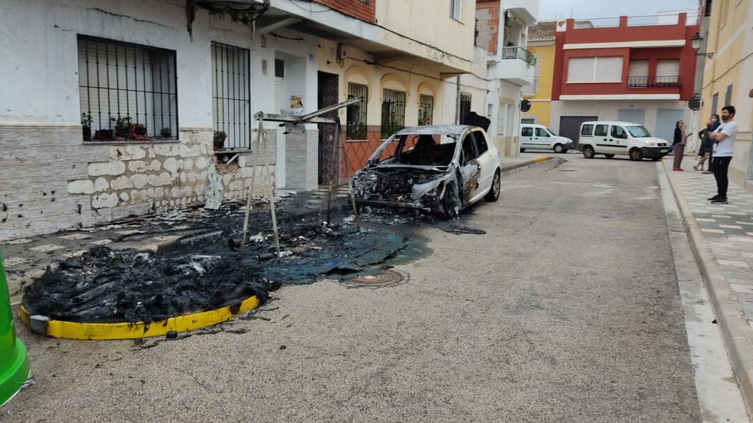 Coche y varios contenederos afectados por el fuego 