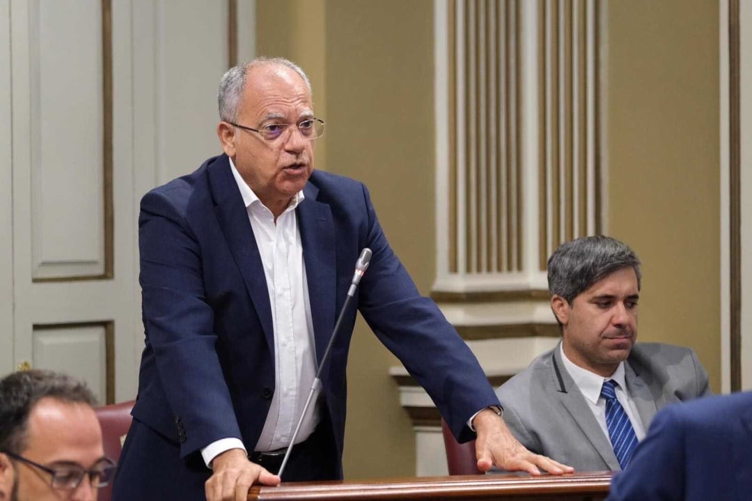 El portavoz del Grupo Parlamentario Agrupación Socialista Gomera (ASG), Casimiro Curbelo, durante una intervención desde su escaño en el Parlamento de Canariass 