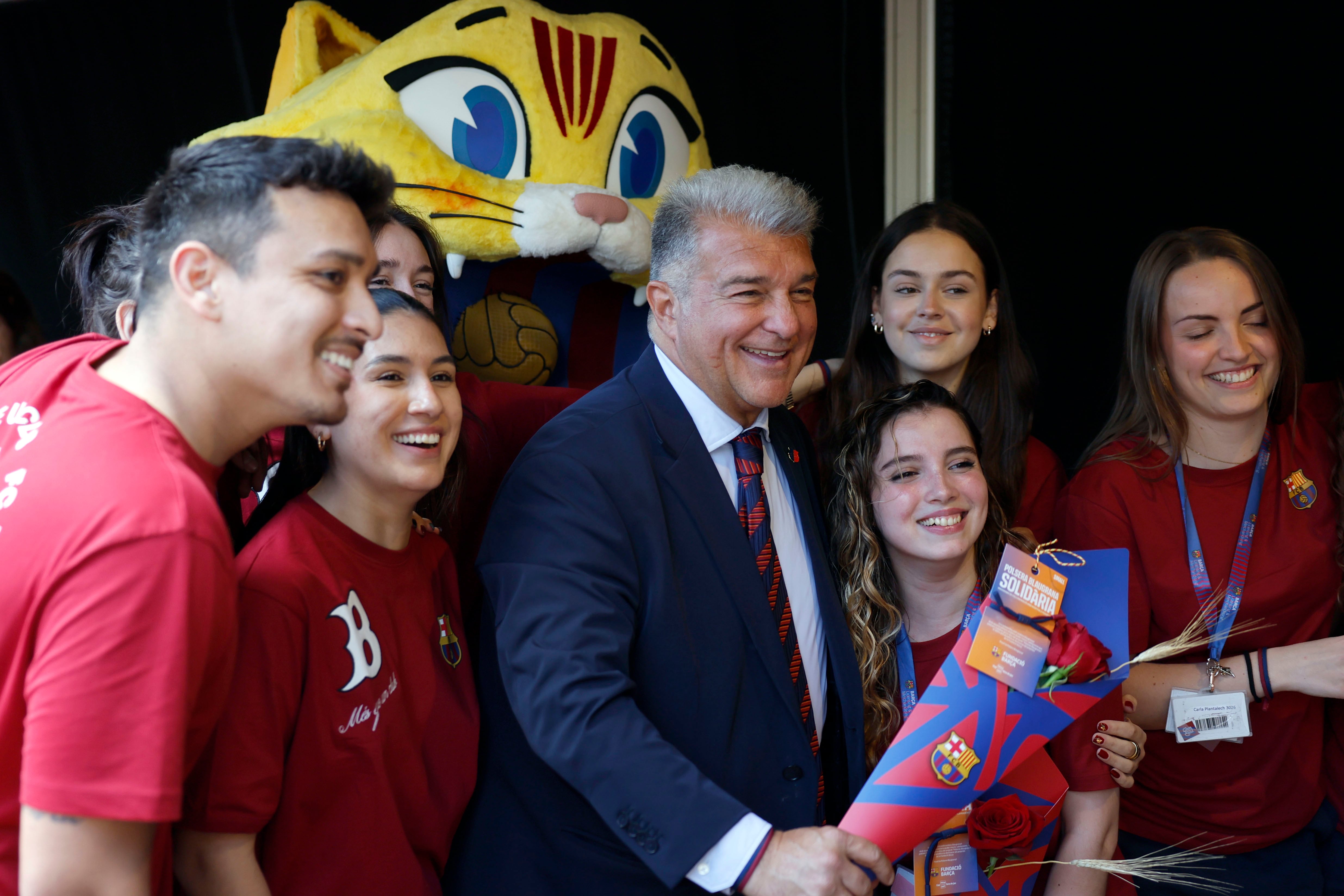 El presidente del FC Barcelona, Joan Laporta, se fotografía con aficionados durante las celebraciones de Sant Jordi