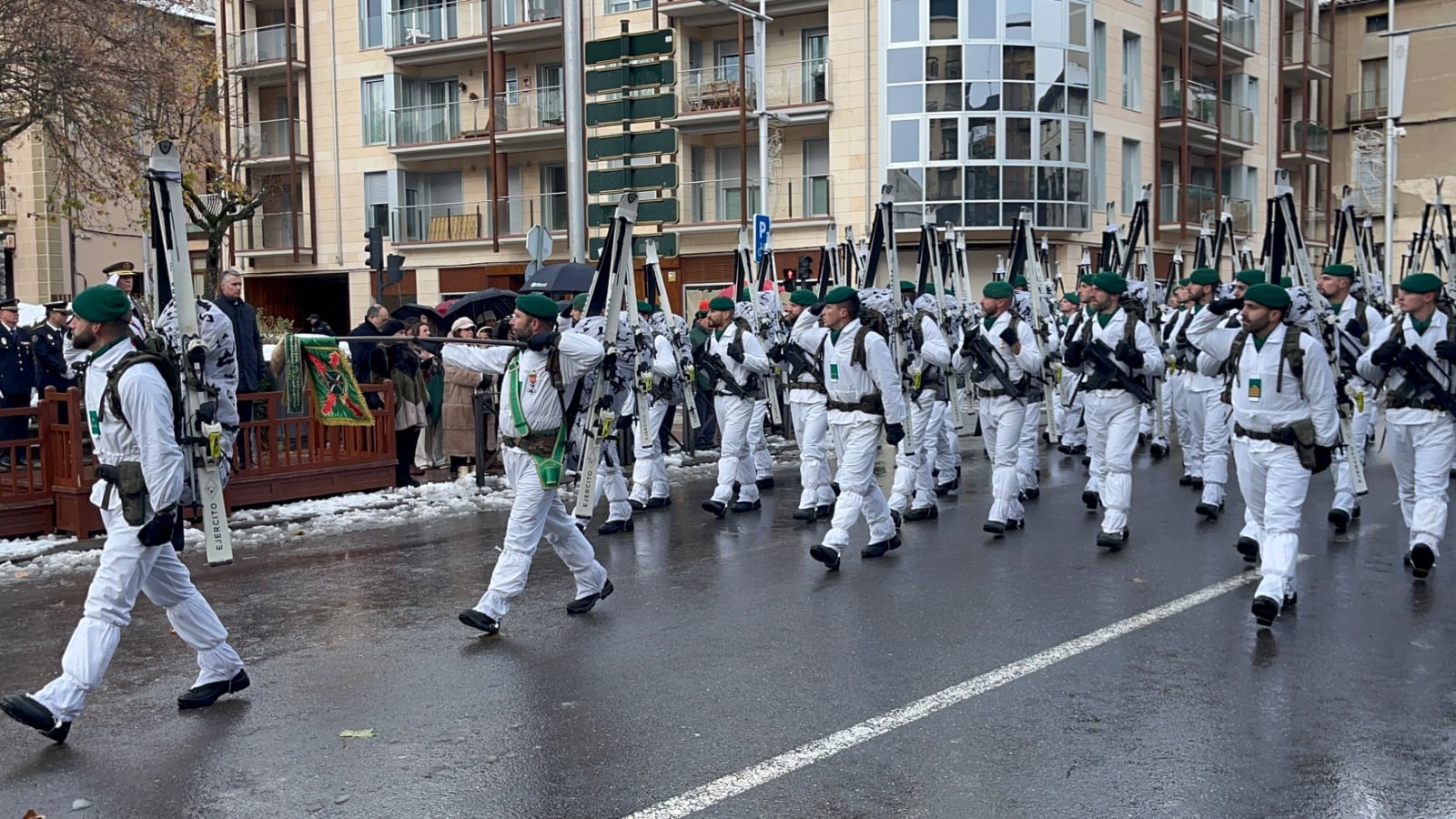 Desfile militar en Jaca con motivo de la Inmaculada