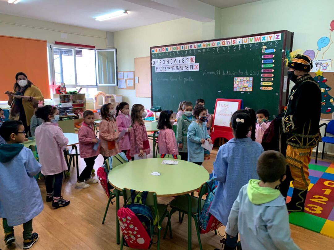 Los niños de un colegio de Cuéllar se disponen a entregar sus cartas al Cartero Real