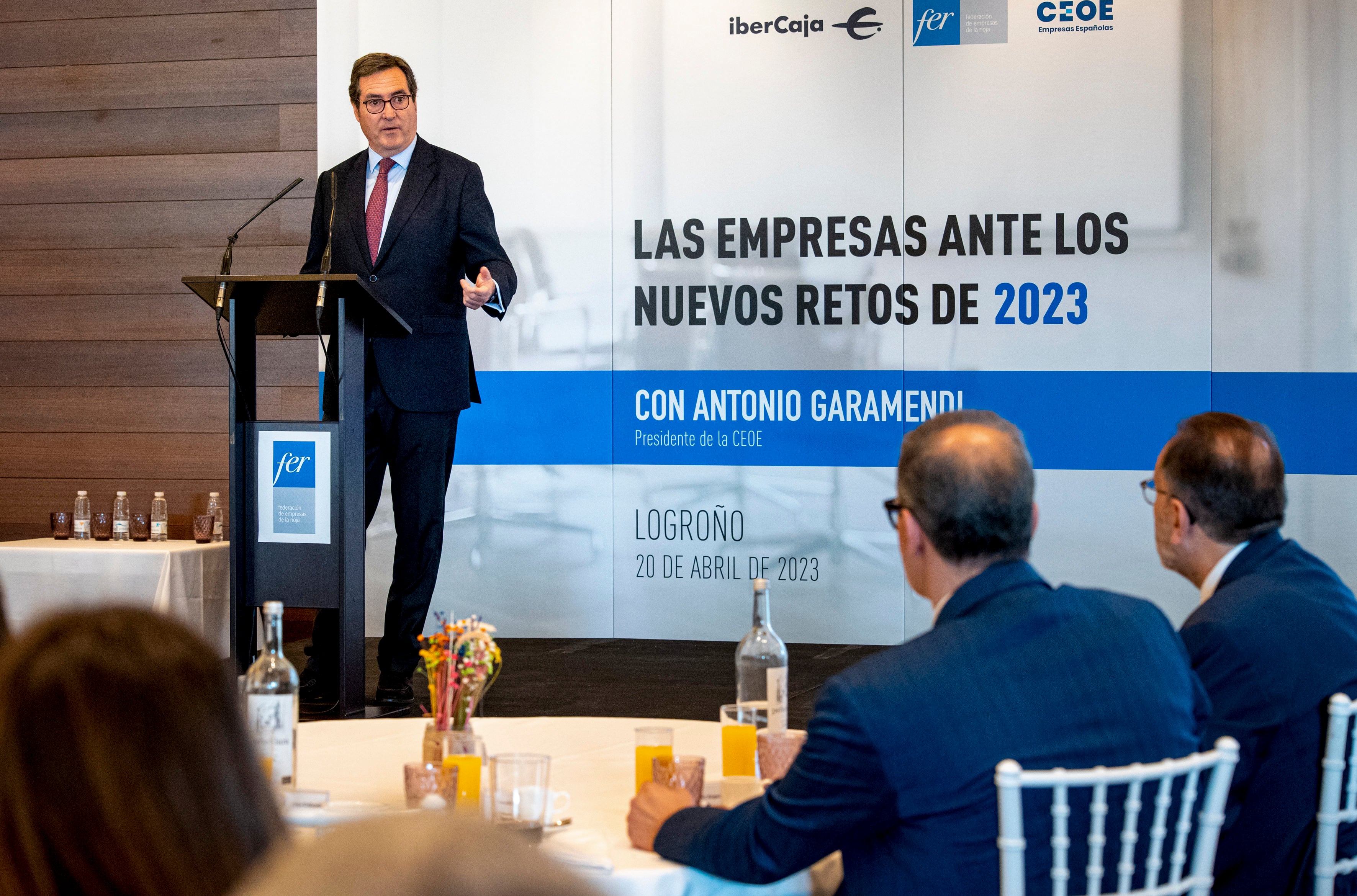 LOGROÑO 20/04/2023.- El presidente de la Confederación Española de Organizaciones Empresariales (CEOE), Antonio Garamendi, en su intervención en el Encuentro Empresarial &quot;Las empresas, ante los nuevos retos de 2023&quot;, organizado por la CEOE, la Federación de Empresas de La Rioja (FER) e Ibercaja, este jueves en Logroño.-EFE/Raquel Manzanares
