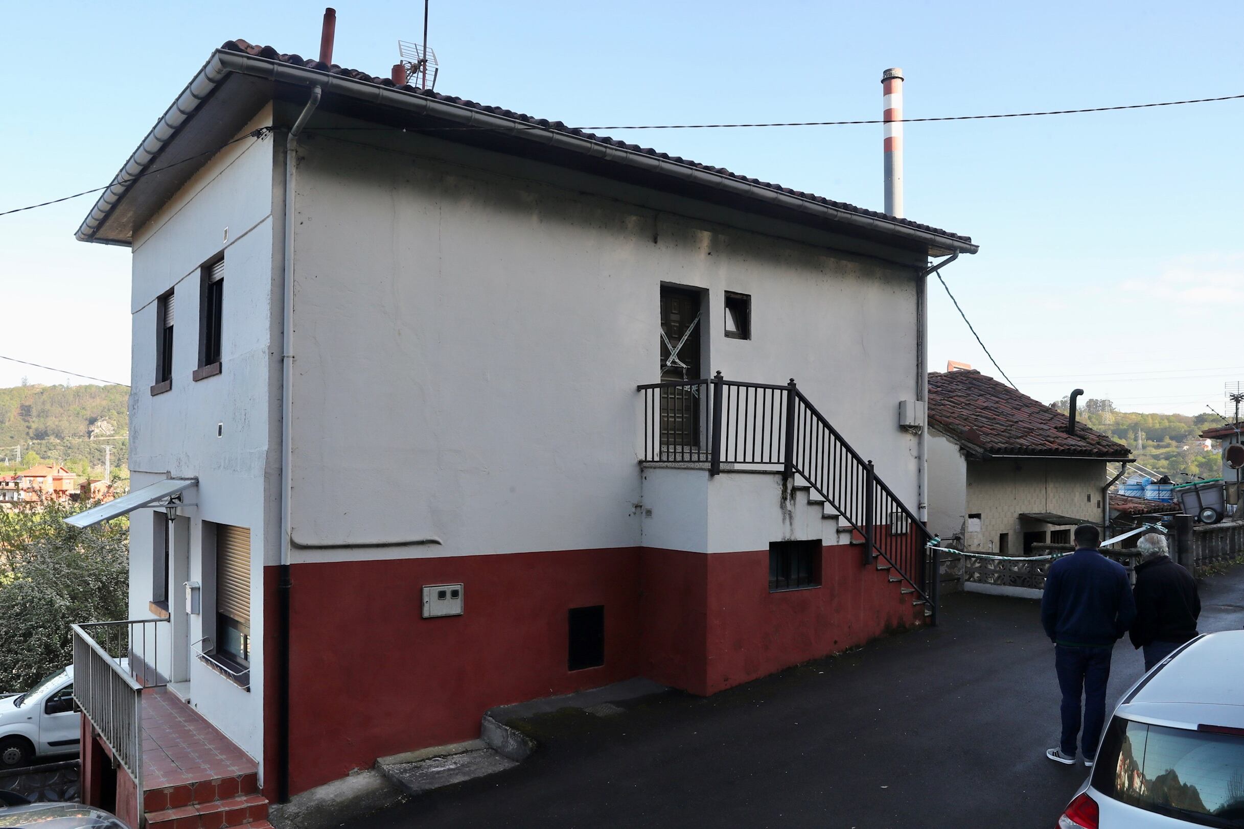 La vivienda del Picón en la que se inició la agresión, precintada por la Policía. EFE/ J.L.Cereijido