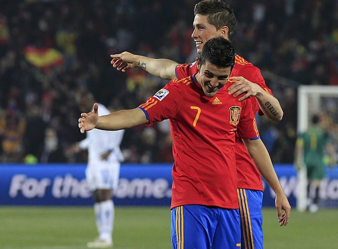 Villa celebra un gol junto a Fernando Torres