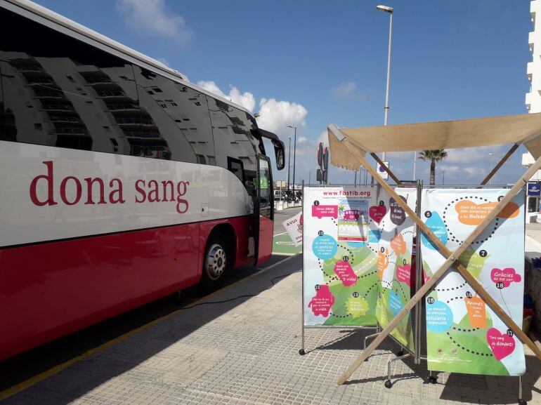 Una de las paradas del autobús de donación de sangre durante la campaña