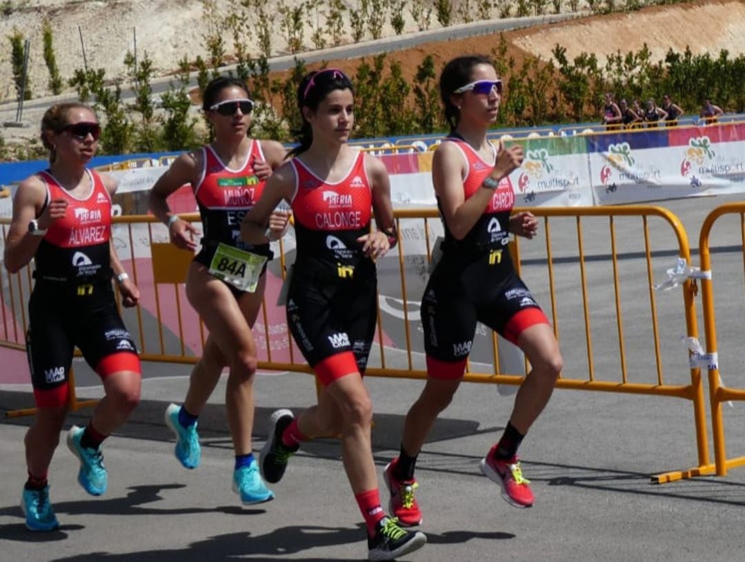 El equipo femenino del Triatlón Soriano, en acción.