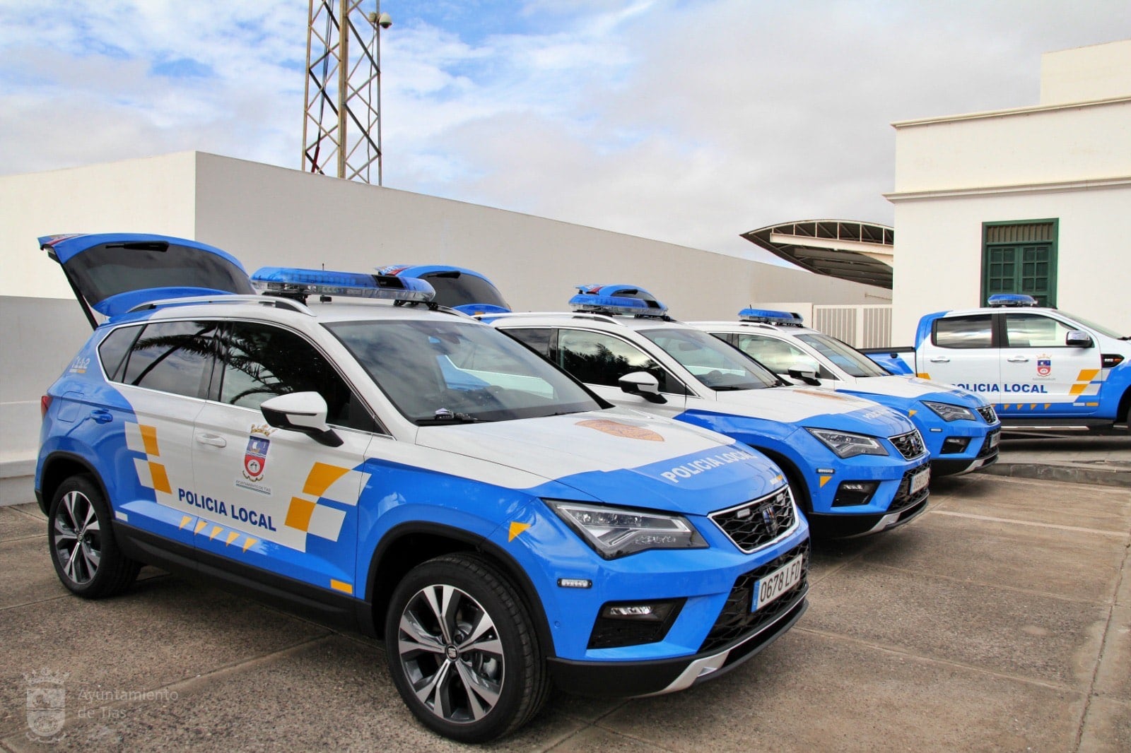 Coches de la Policía Local de Tías, en Lanzarote.