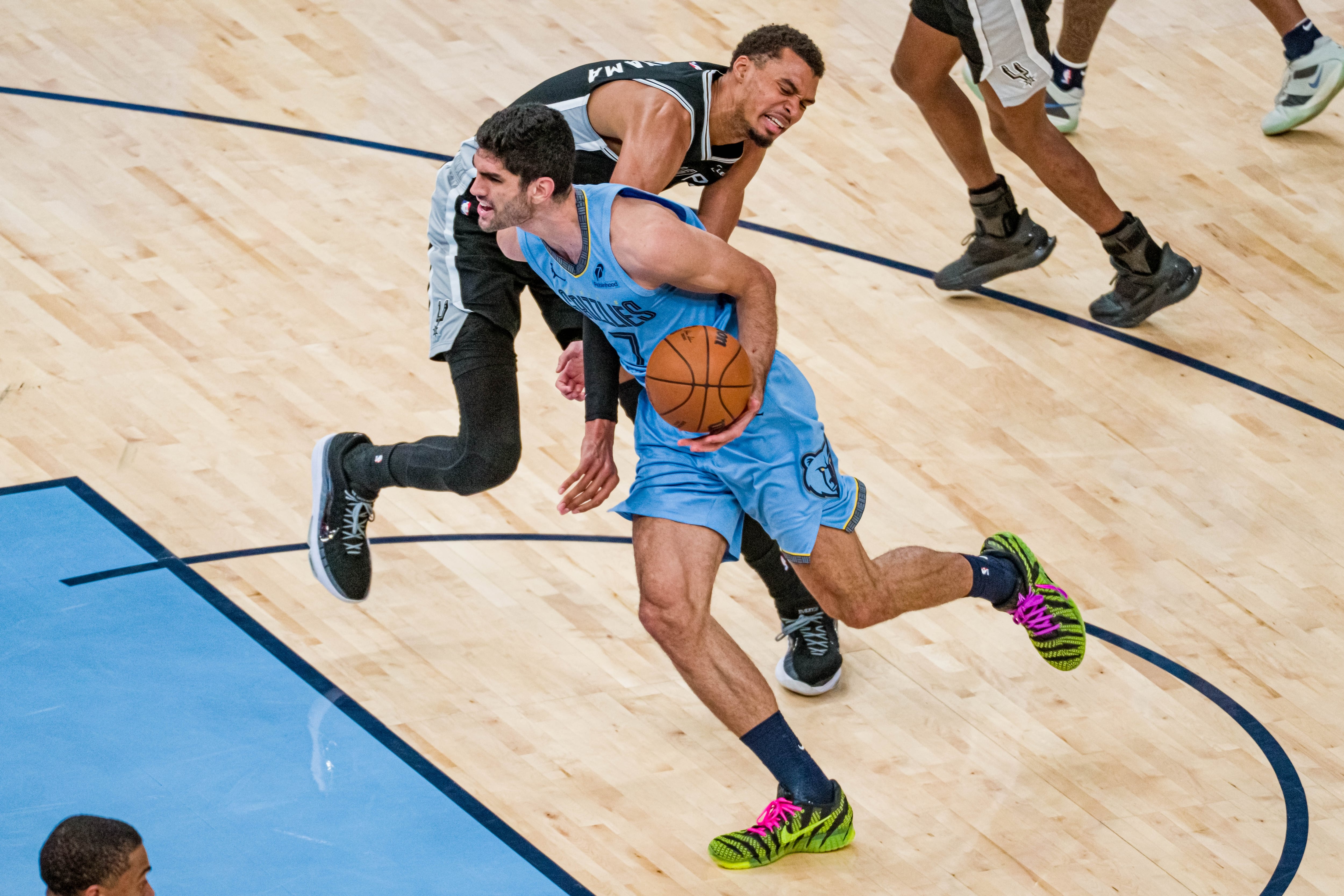 Santi Aldama juega el partido con Memphis Grizzlies ante San Antonio Spurs