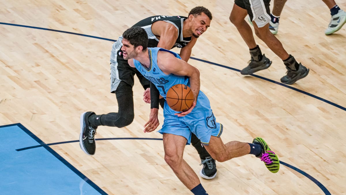 Santi Aldama da la victoria a los Grizzlies con un tapón salvador