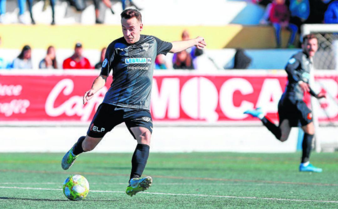 Juanca durante un partido en La Lebrijana