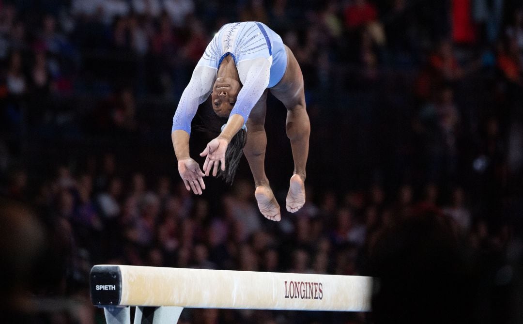 Simone Bales, durante la rutina sobre la barra de equilibrio. 