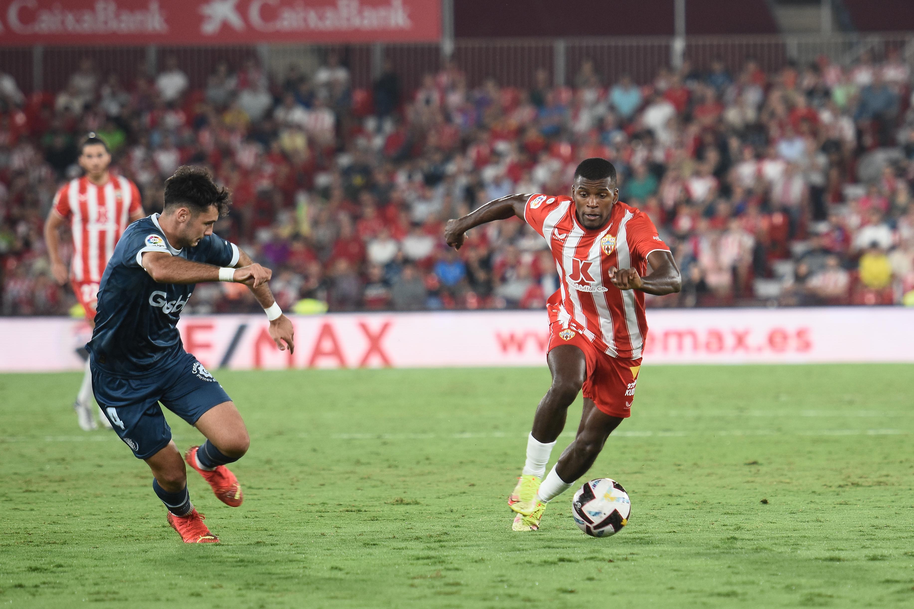 Akieme es pura potencia en la banda izquierda del Almería.