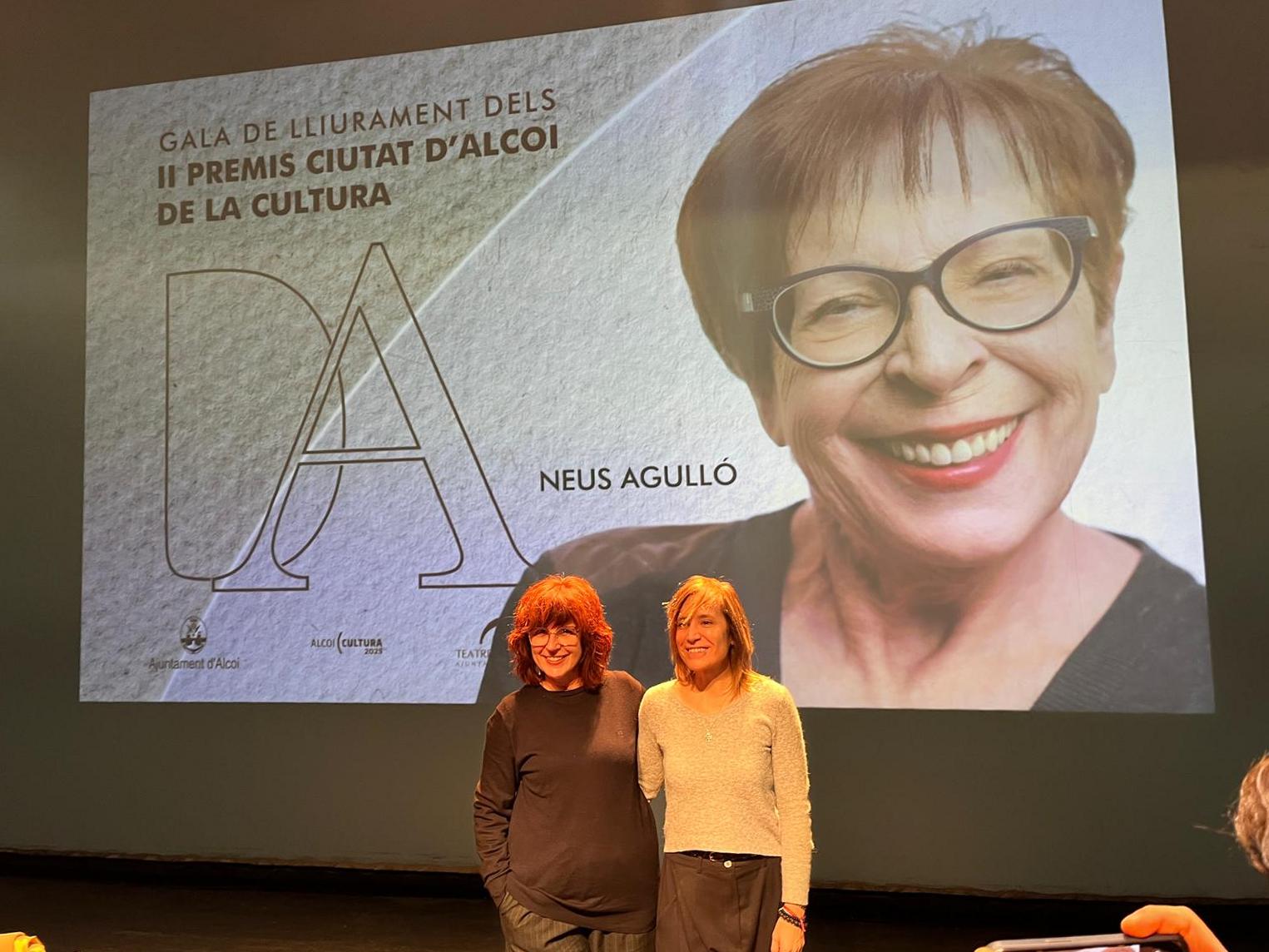 La actriz Pepa Miralles y la edil de Cultura, Elisa Guillem, presentando la gala de entrega de los II Premis Ciutat d&#039;Alcoi de la Cultura.