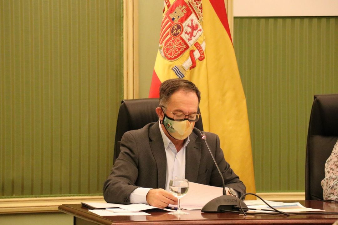 El conseller de Movilidad y Vivienda, Josep Marí, durante su comparecencia. 