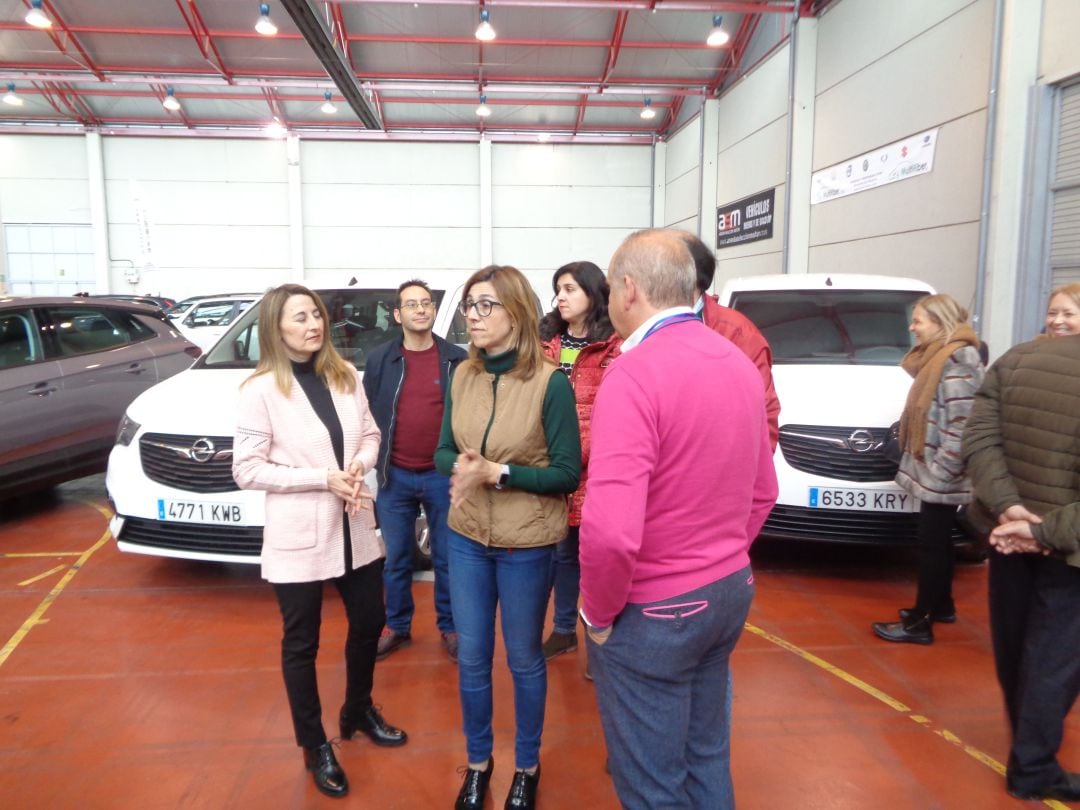 Varios concejales visitan la feria, recién abierta