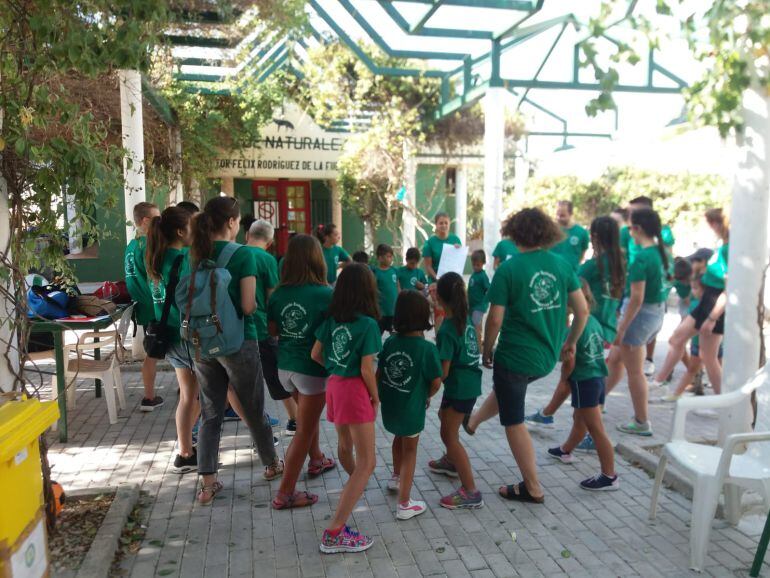 Niñas y niños participantes, desarrollando una d las actividades con voluntarios y voluntarias