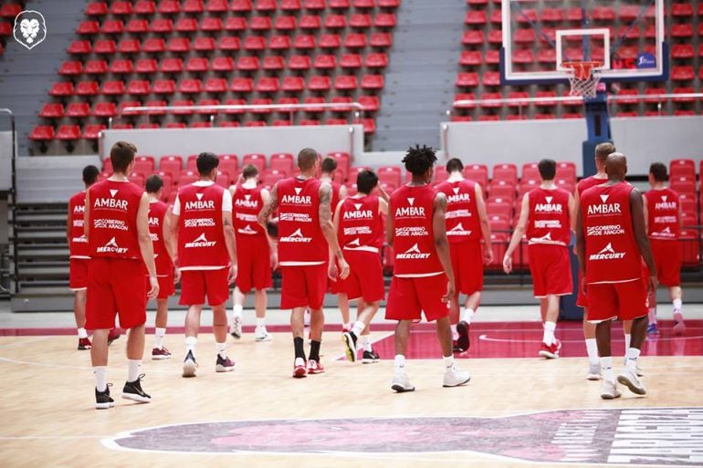 Los jugadores de Tecnyconta en un entrenamiento en el Pabellón Príncipe Felipe