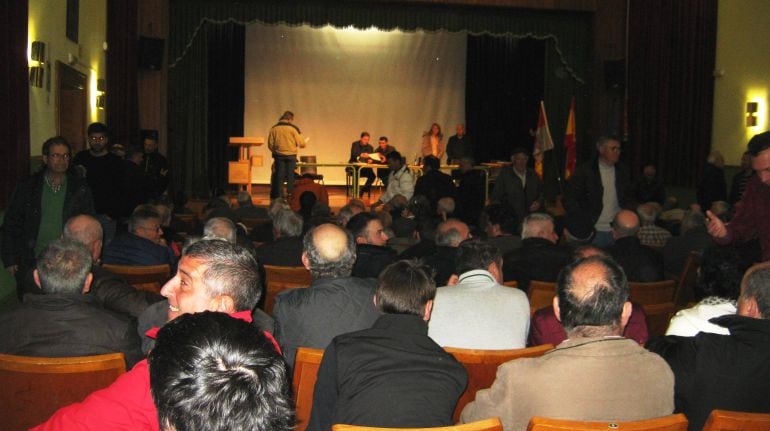 La asamblea copó el interés de los comuneros que llenaron el salón del instituto Virgen de La Encina de Ponferrada