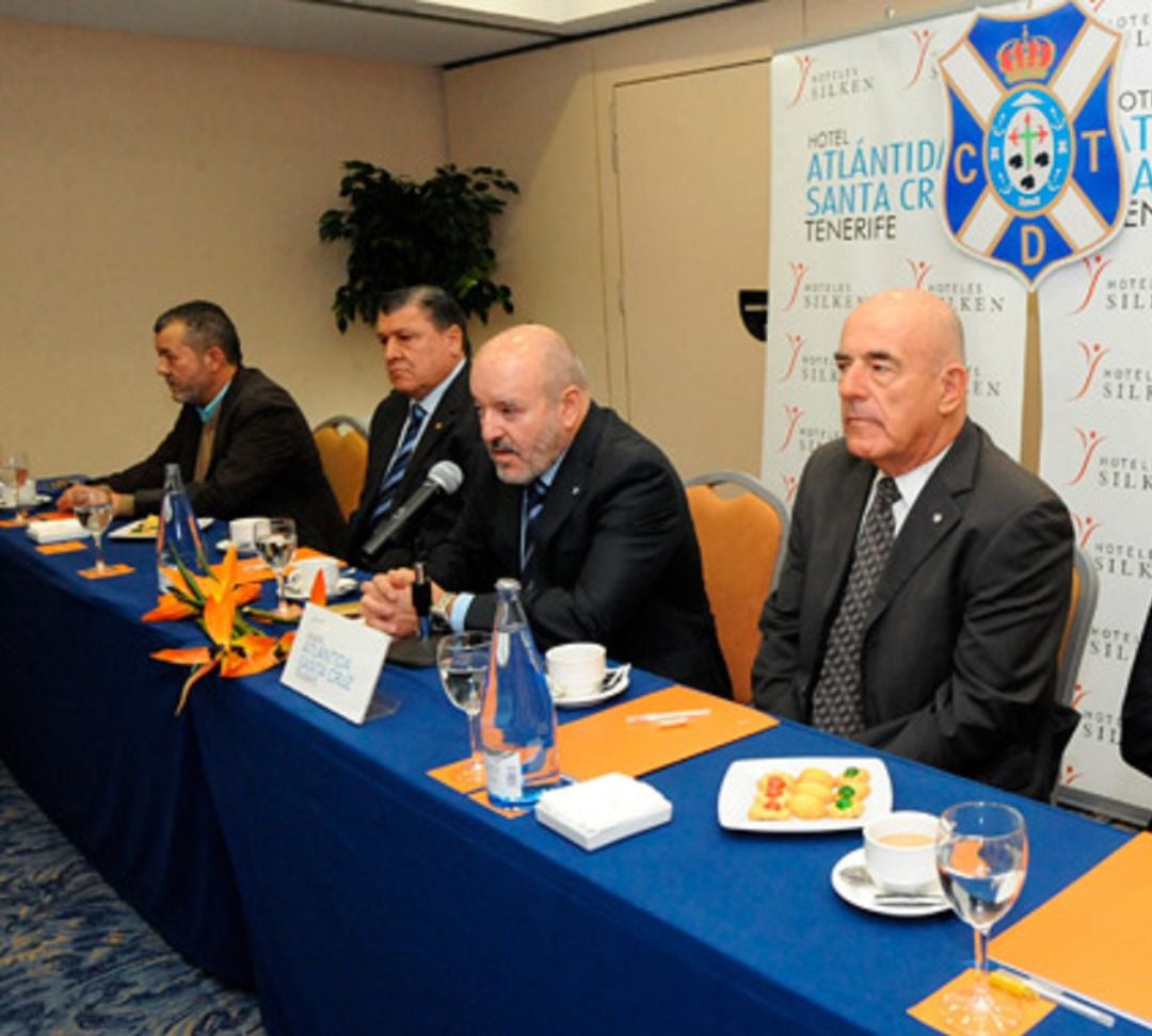 Juan Amador, a la izquierda, en un desayuno de trabajo con el presidente Miguel Concepción.