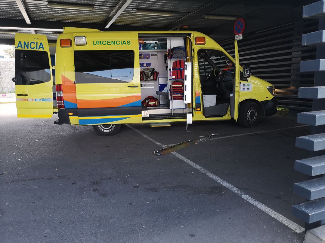 Una ambulancia estacionada a las puertas del área de Urgencias en el Hospital de la Serranía