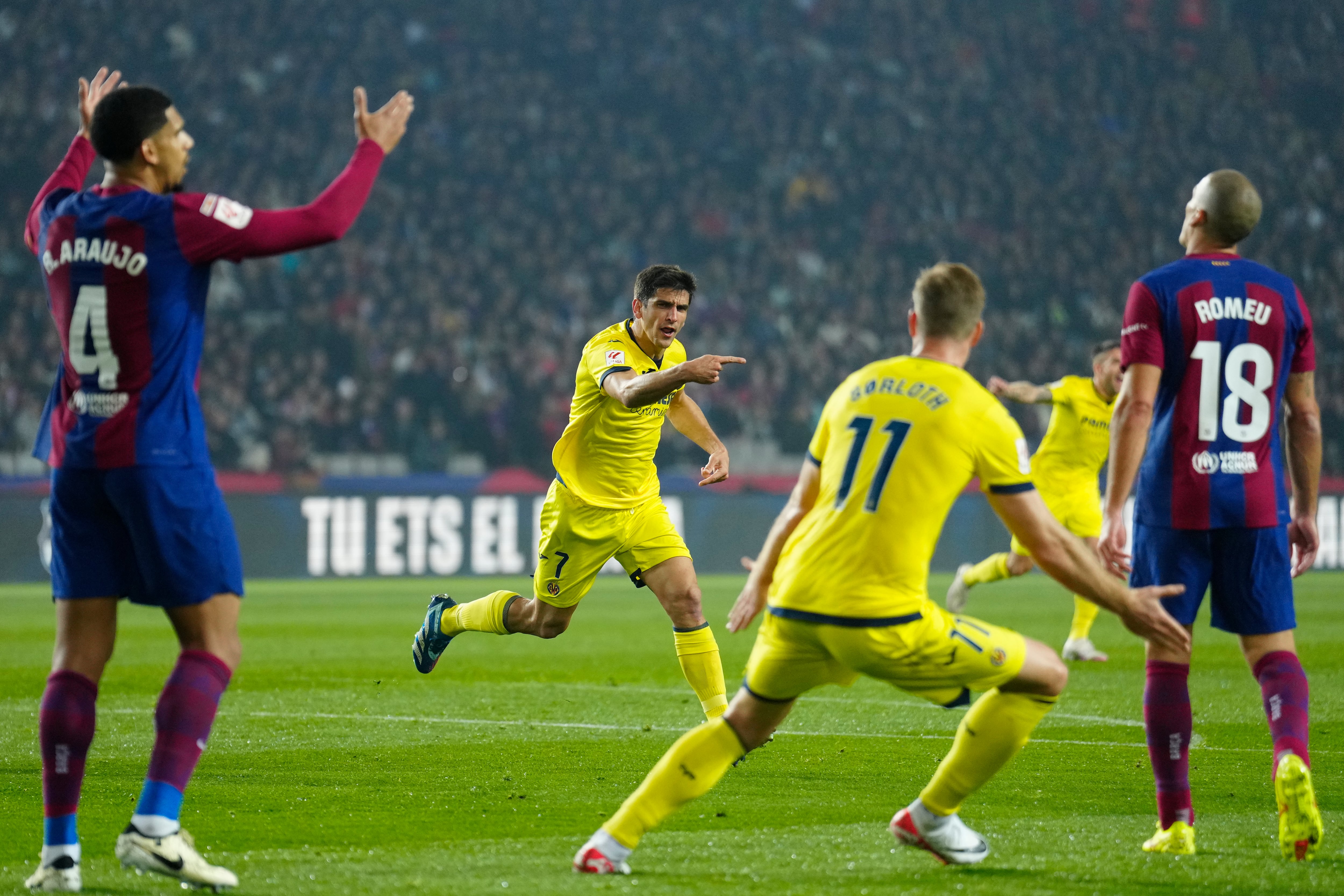 BARCELONA, 27/01/2024.- El delantero del Villarreal Gerard Moreno (c) celebra tras marcar el 0-1 durante el partido de la jornada 22 de LaLiga EA Sports entre el FC Barcelona y el Villarreal CF, este sábado en el estadio Olímpico de Montjuic, en Barcelona. EFE/ Enric Fontcuberta
