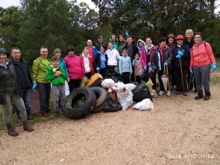 Los residuos localizados por el grupo de participantes en la actividad de marcah y limpieza del monte suman varios cientos de kilos