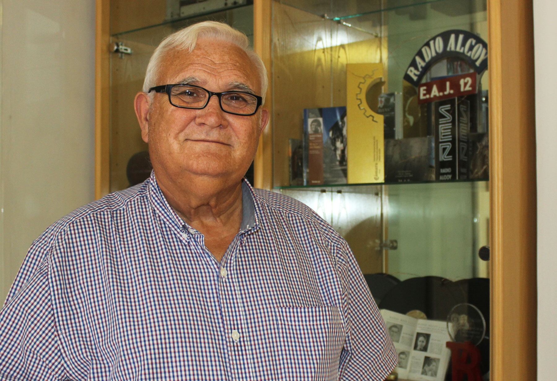 Juan Jordá, director de Radio Alcoy, en las instalaciones de esta emisora