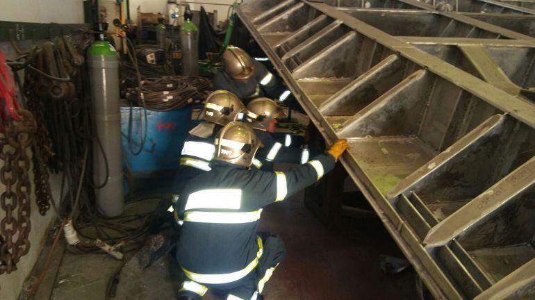 Bomberos actúan en el accidente mortal en la nave de EQM en Puerto Real