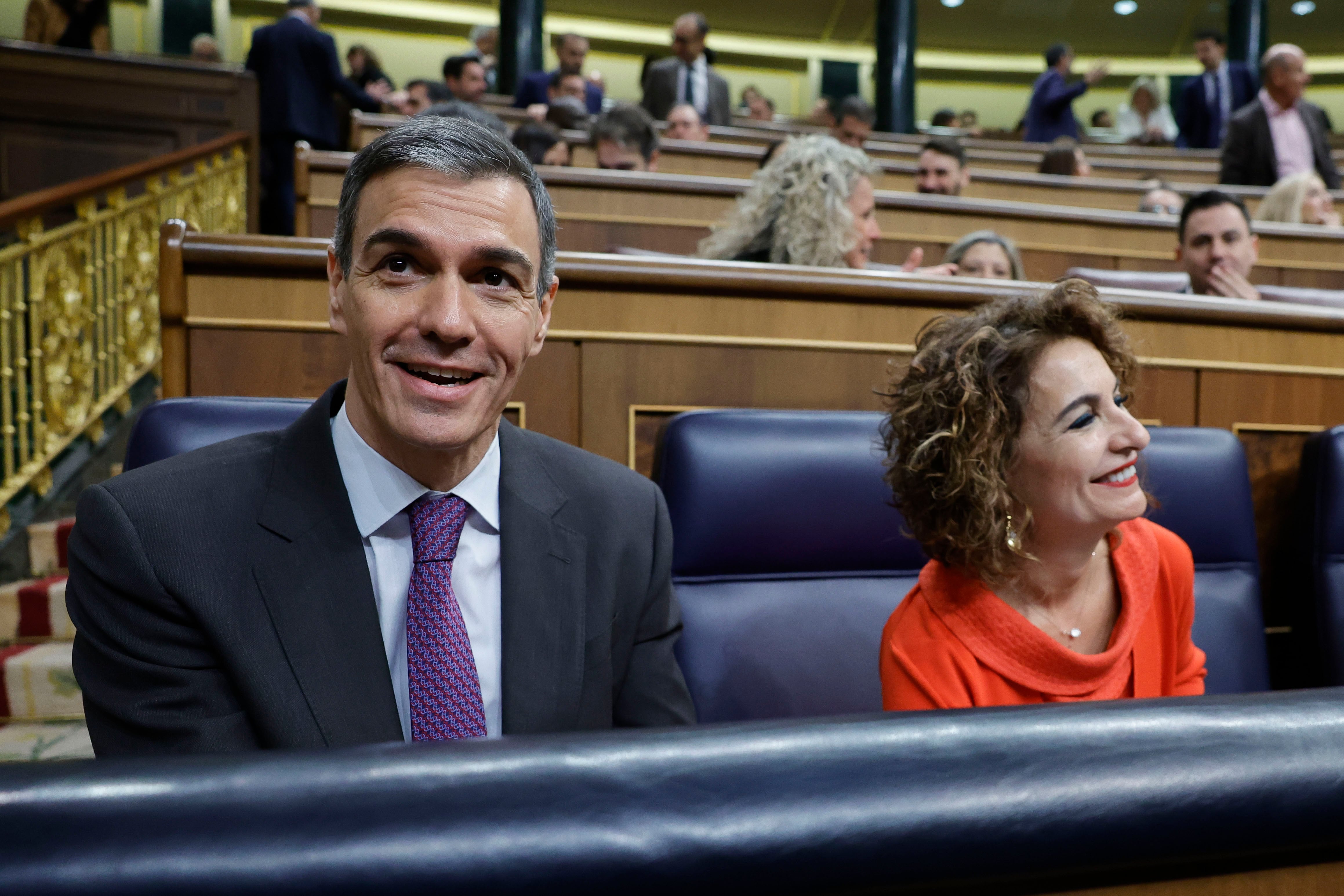 El presidente del Gobierno, Pedro Sánchez, acompañado de su vicepresidenta primera, María Jesús Montero, en el Congreso de los Diputados.