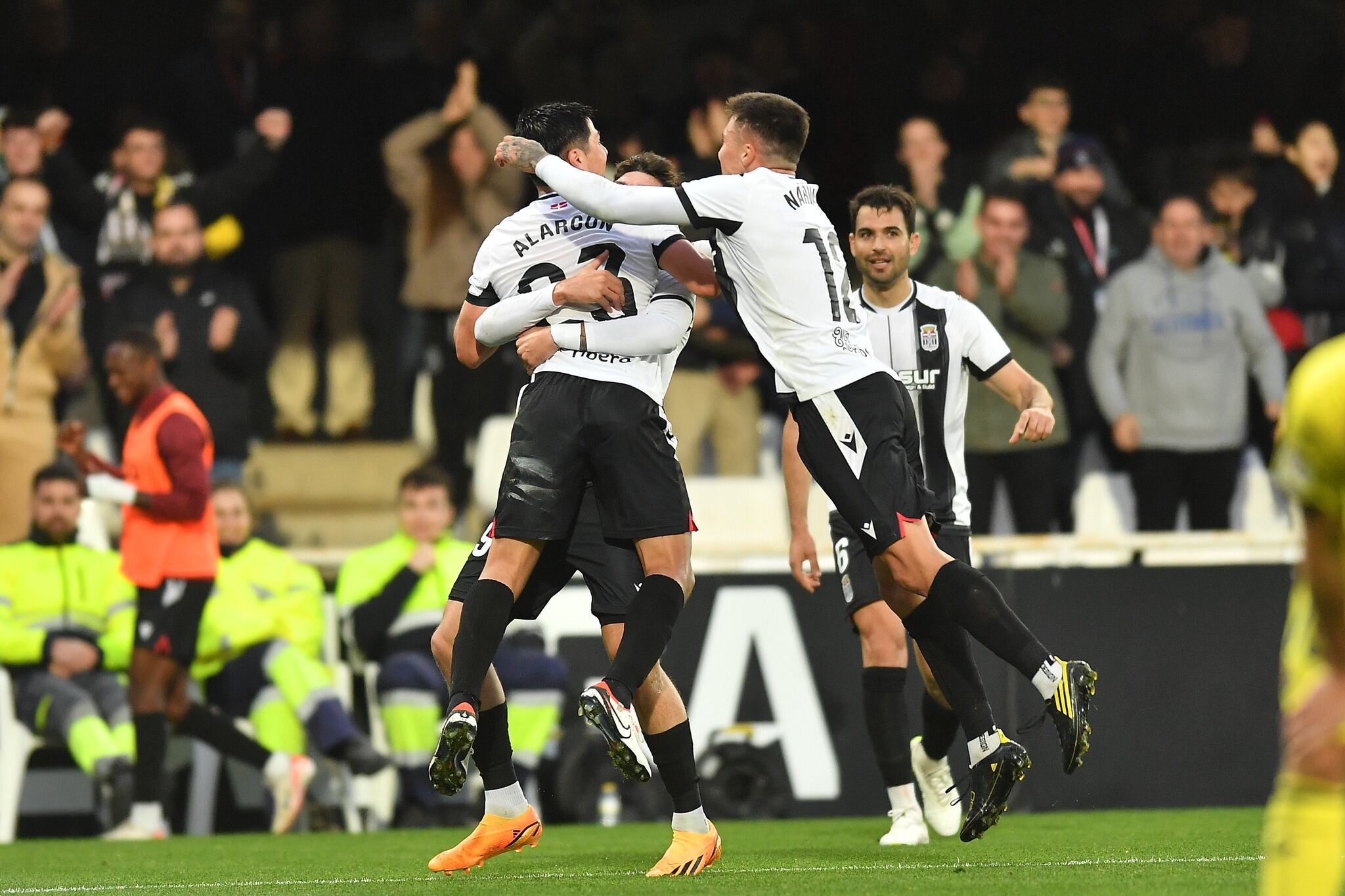 La plantilla albinegra celebra el cuarto gol al Villarreal B