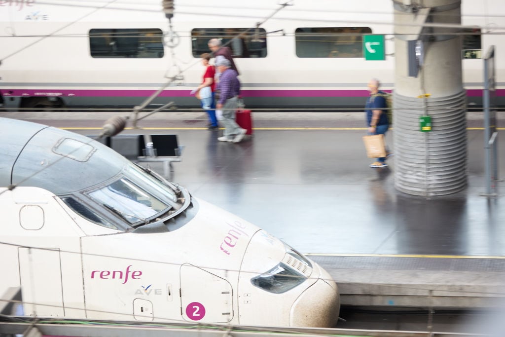 Un tren de Renfe en la estación de Atocha. Archivo.