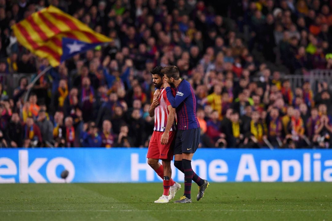 Piqué habla con Costa en su salida del terreno de juego