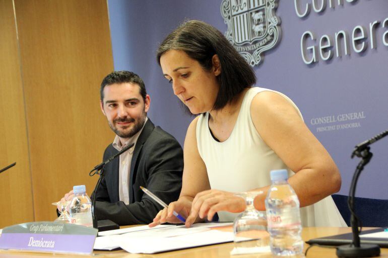 Els consellers demòcrates Sofia Garrallà i Marc Bastellà presentant la modificació de la llei de partits a la seu del Consell General.
