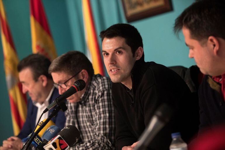 El alcalde de La Muela (Zaragoza), Adrián Tello (2d), junto a Jaime Ameller, del PSOE (i), Pedro Bartolomé, del CHA, (2i), y Arturo Espada (d), de Ganar La Muela, ha desconvocado el pleno del Ayuntamiento en el que se iba a debatir una moción de censura