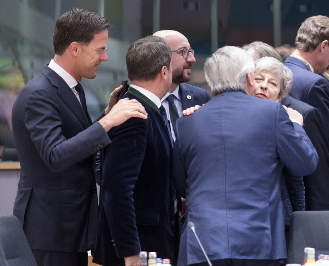 Los primeros ministros de Países Bajos, Luxemburgo, Bélgica y el presidente de la Comisión, Jean-Claude Juncker, saludan a Theresa May en la cumbre del Consejo Europeo.