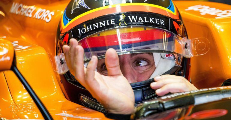 Fernando Alonso, en el box de McLaren en Austin