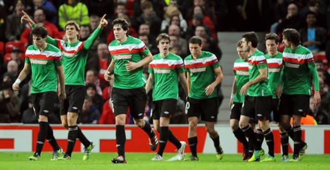 Los jugadores de Athletic de Bilbao celebran después de una anotación ante Manchester United