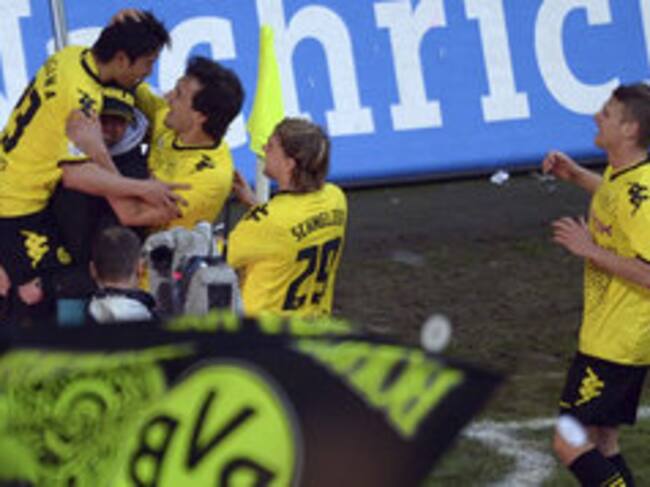 Shinji Kagawa celebra con sus compañeros de equipos su gol ante el Borussia Mönchengladbach