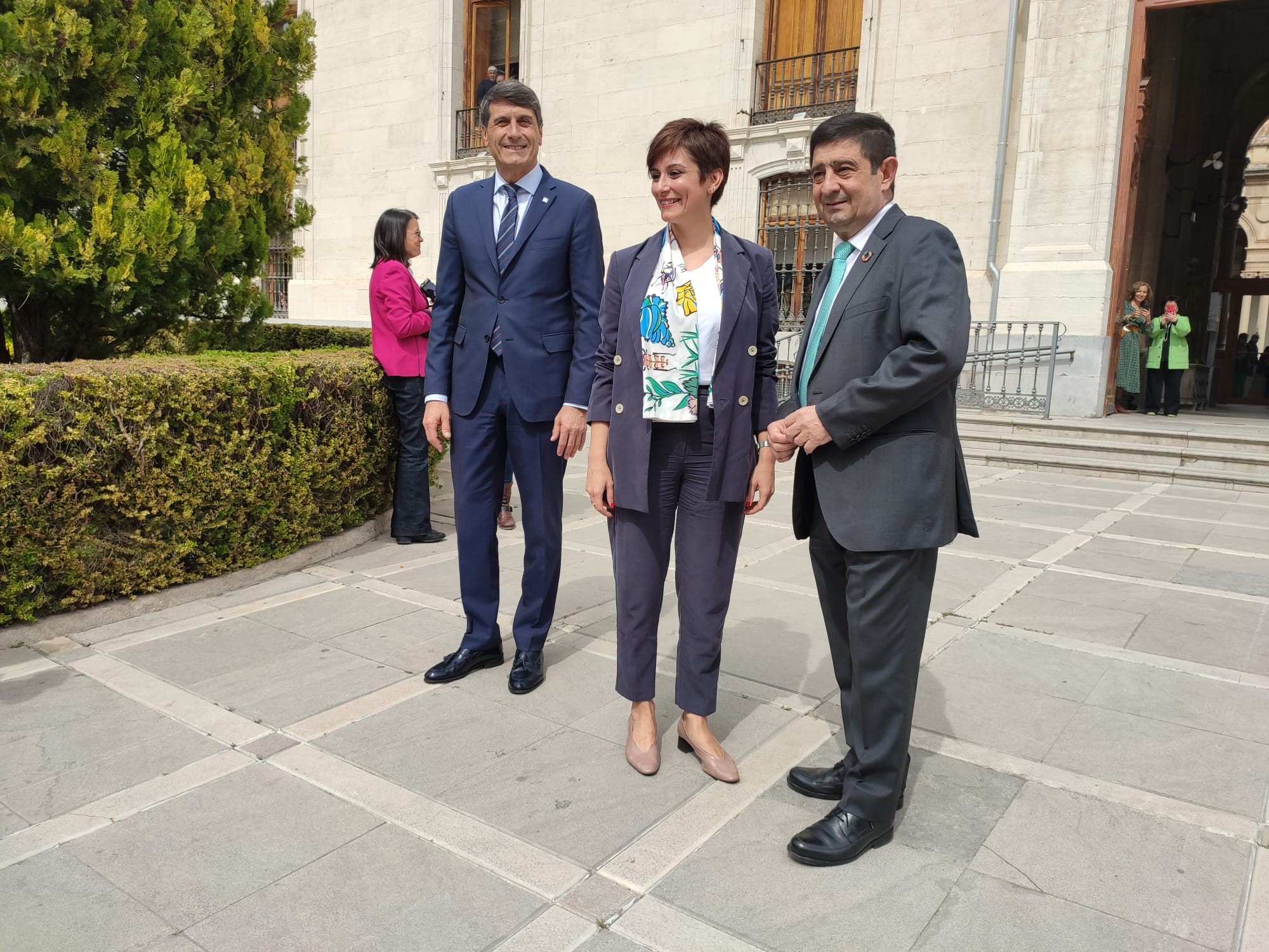 El delegado del Gobierno en Andalucía, Pedro Fernández; la ministra de política territorial, Isabel Rodríguez; y el presidente de la Diputación de Jaén, Francisco Reyes.