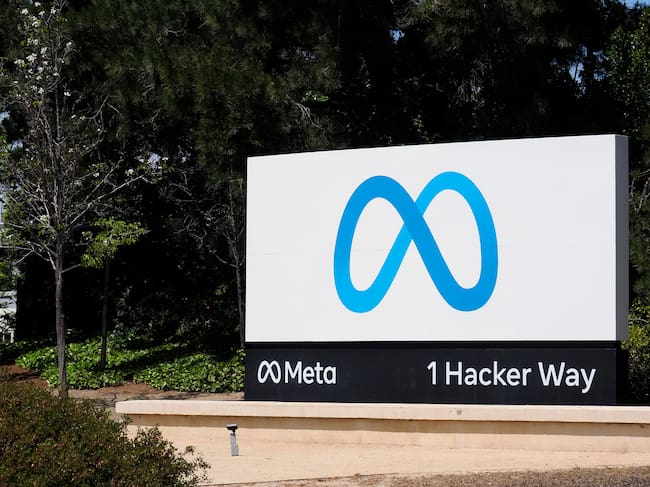 Meta Platforms, Inc., la empresa matriz de importantes servicios de redes sociales y mensajería como Facebook, Instagram, Threads y WhatsApp, exhibe su letrero en su sede central en Menlo Park