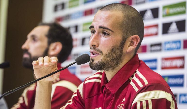 GRA406. LAS ROZAS (MADRID), 02/06/2015.- Los jugadores de la selección española Aleix Vidal (d) y Juanfran Torres durante la rueda de prensa ofrecida hoy dentro de la concentración de preparación del partido amistoso ante Costa Rica y del clasificatorio para la Eurocopa 2016 ante Bielorrusia. EFE/Emilio Naranjo