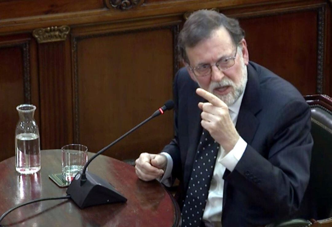 Pla curt, extret de senyal institucional, de l'expresident espanyol Mariano Rajoy responent com a testimoni a les defenses en el judici al Suprem, el 27-2-19 (horitzontal).