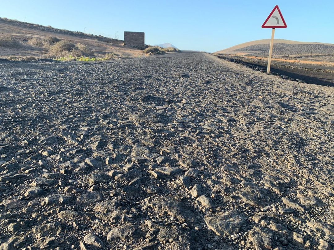 Un tramo de la carretera Mozaga-El Peñón.