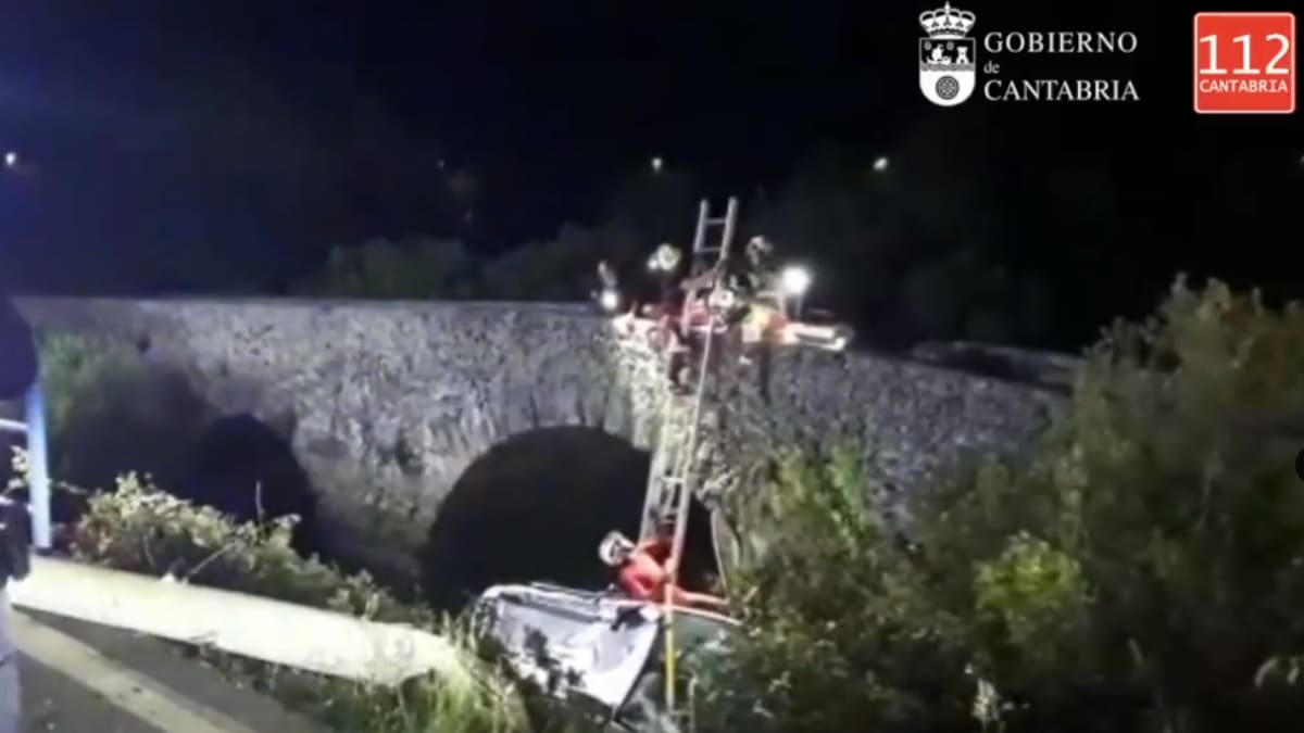 Los bomberos salvan a una conductora tras salirse de la vía y caer a la marisma en Noja