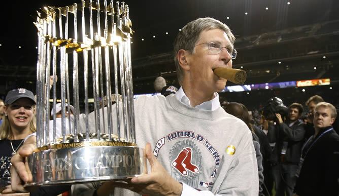 El principal propietario de los Boston Red Sox, John Henry, con el trofeo de las World Series ganadas en 2007 por su equipo